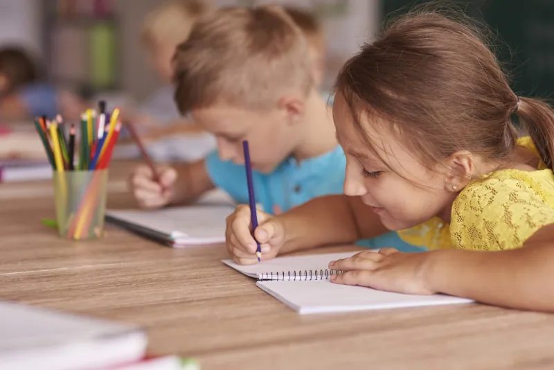 Niños de preescolar aprendiendo inglés jugando en Academia Easy English Cáceres.